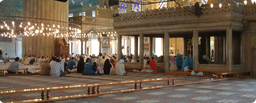 Muslims praying in the Blue Mosque of Istanbul, Turkey (Photo by Radomil)